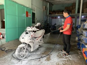 Bộ dụng cụ rửa xe máy bao gồm những gì