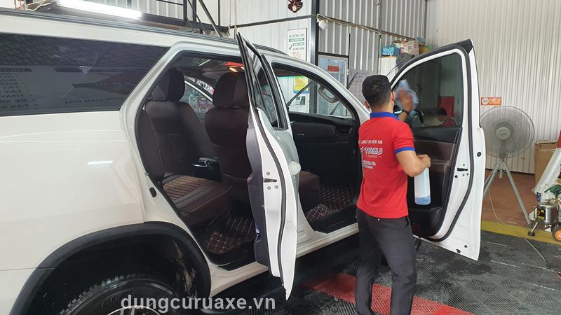 Vệ sinh phần kính và gương xe