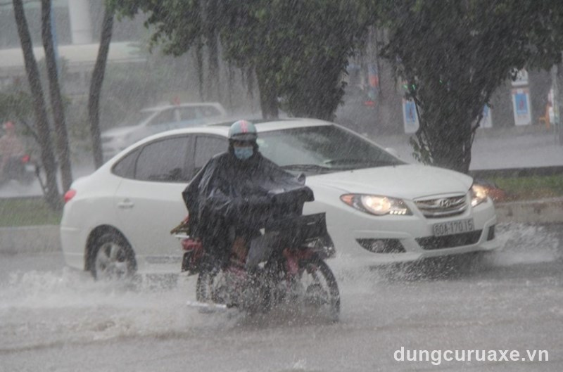 Nguy cơ trượt xe khi lái dưới mưa rất cao