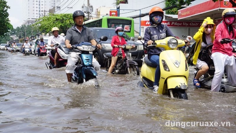 Cho xe tay ga lội nước 