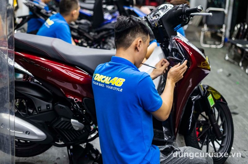 Dán chống xước xe máy không bị phạt 