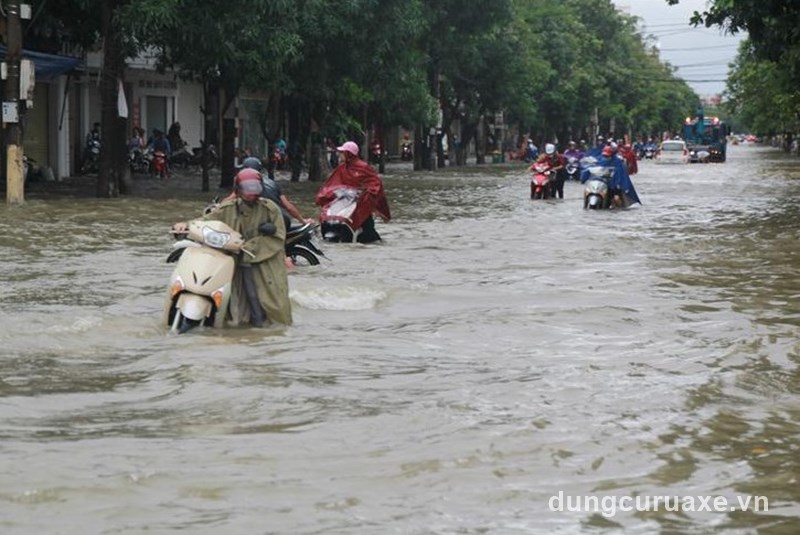 Có nhiều cách để xác định tình trạng xe tay ga khi đường ngập nước 