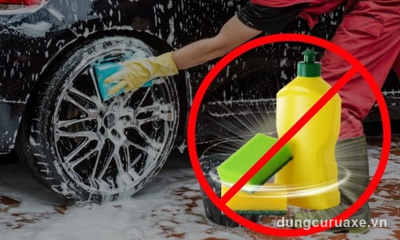 Nếu muốn bảo vệ bề mặt xe bạn nên sử dụng nước rửa xe chuyên dụng