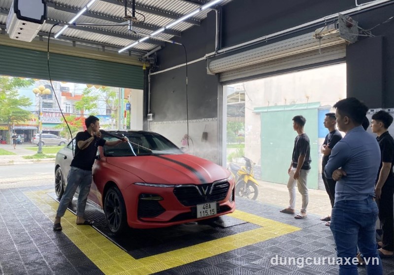 Không nên xịt máy rửa xe áp lực cao vào khoang máy hoặc cụm pin