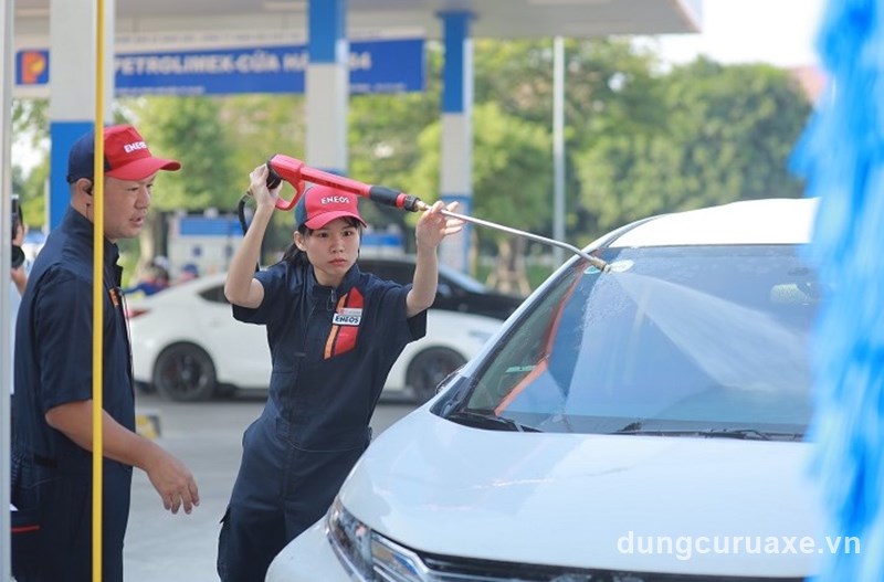 Phun xịt sơ bộ và chà nhẹ
