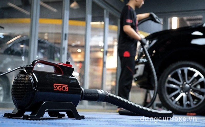 Thổi khô bề mặt xe