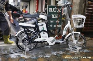 Tiến hành rửa xe theo quy trình