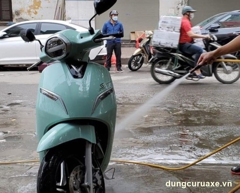 Hạn chế xịt rửa khi pin đang nóng 