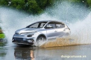 Cách sử dụng xe điện trong màu 'nắng lắm, mưa nhiều'