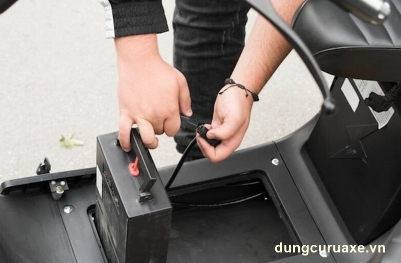Dấu hiệu nhận biết xe máy điện cần thay pin 