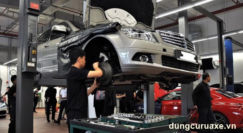 Được và mất gì khi bảo dưỡng ô tô tại garage thay vì đại lý chính hãng