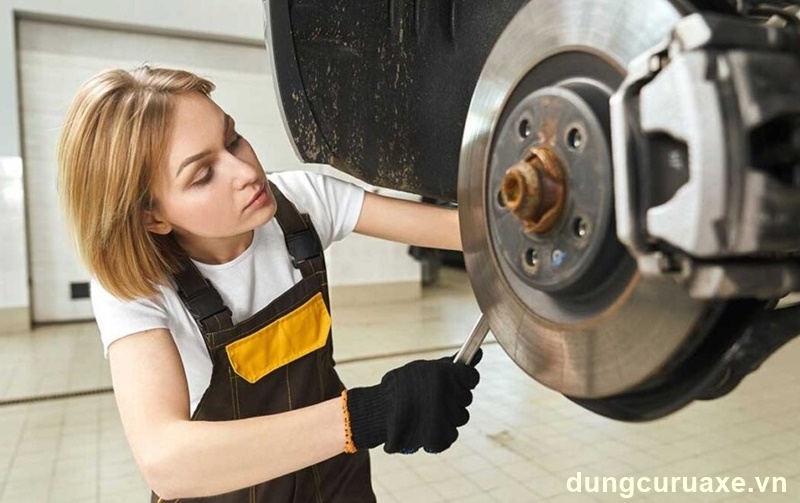 Có nhiều dấu hiệu nhận biết má phanh ô tô đã mòn 