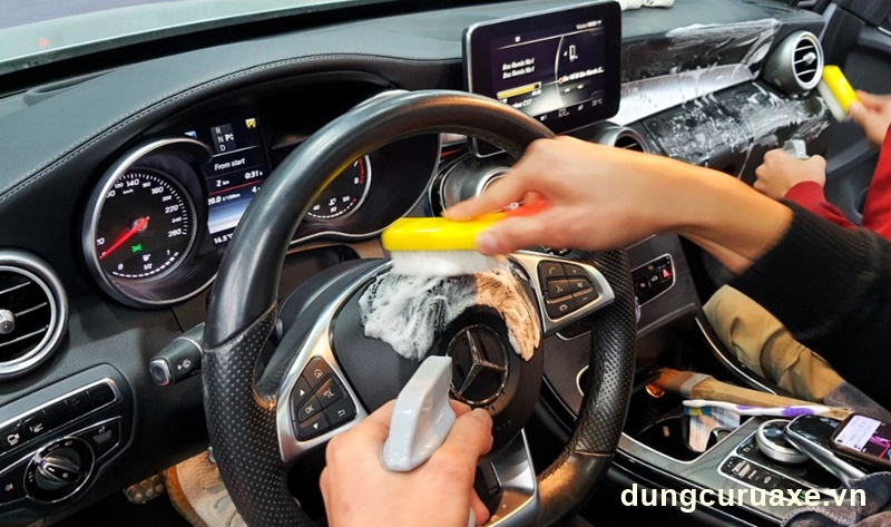 Chăm sóc bề mặt da nhựa bằng dung dịch chuyên dụng