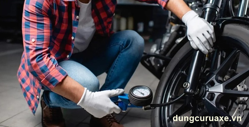 Kiểm tra và bơm lốp định kỳ 