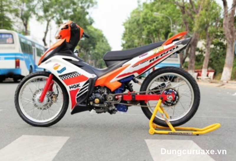 Ben nâng bánh sau xe máy là gì? Có nên sử dụng không?