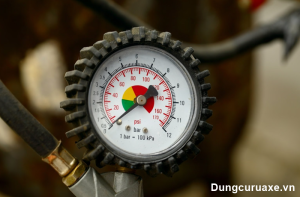 Cách xem đồng hồ bơm lốp ô tô chuẩn xác