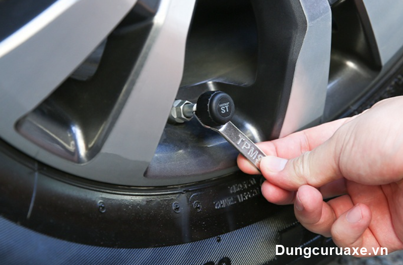 Cảm biến áp suất lốp là thiết bị gắn vào lốp để đo áp suất và nhiệt độ