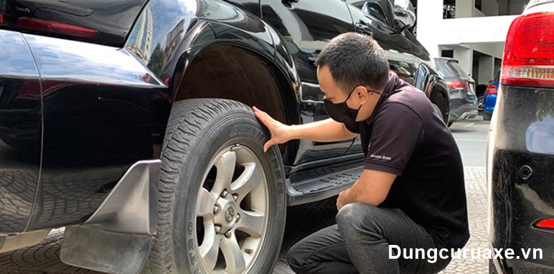 Lốp xe hay bị xuống hơi, nên bỏ vài triệu để lắp cảm biến áp suất lốp?