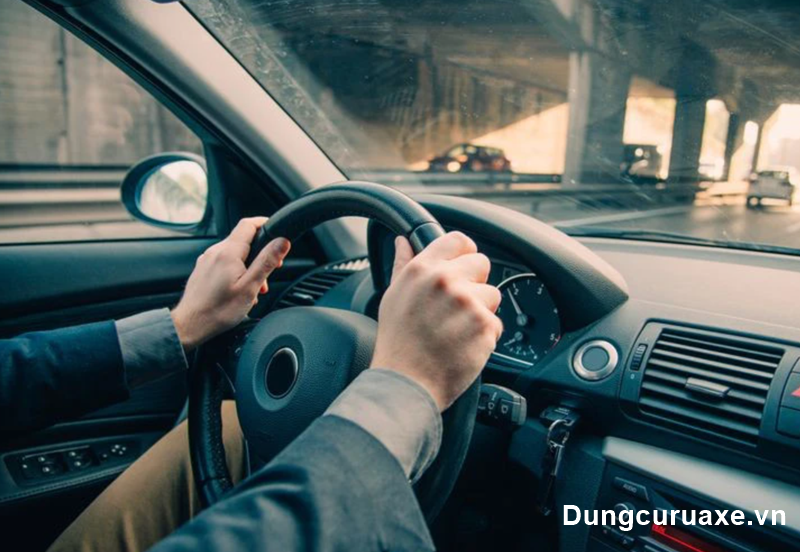 Chú ý quan sát cẩn thận khi lái xe 