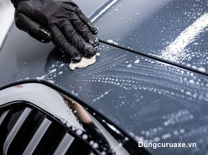 Rửa sạch vùng bị xước bằng dung dịch rửa xe chuyên dụng 