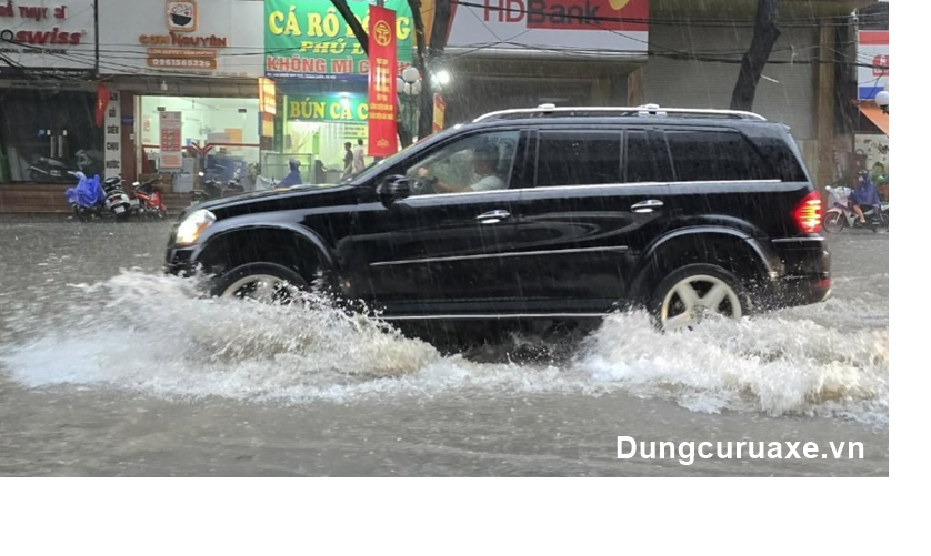Tránh lái xe qua khu vực ngập nước 