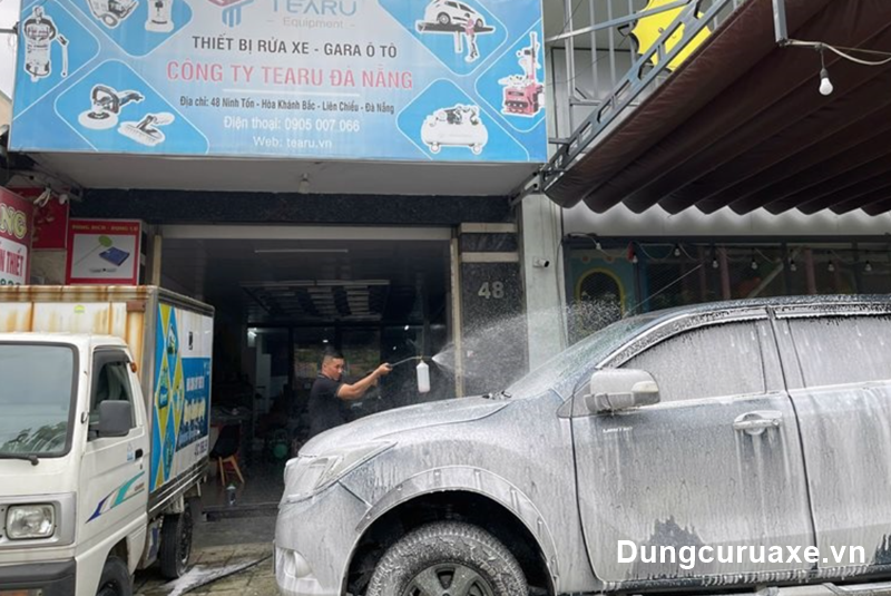 Rửa xe bằng dung dịch chuyên dụng 