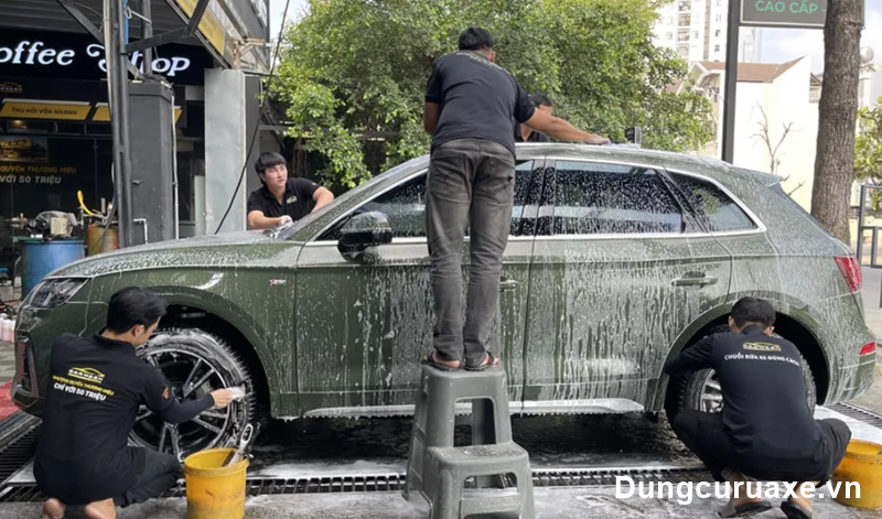 Rửa xe bằng dung dịch rửa xe chuyên dụng 