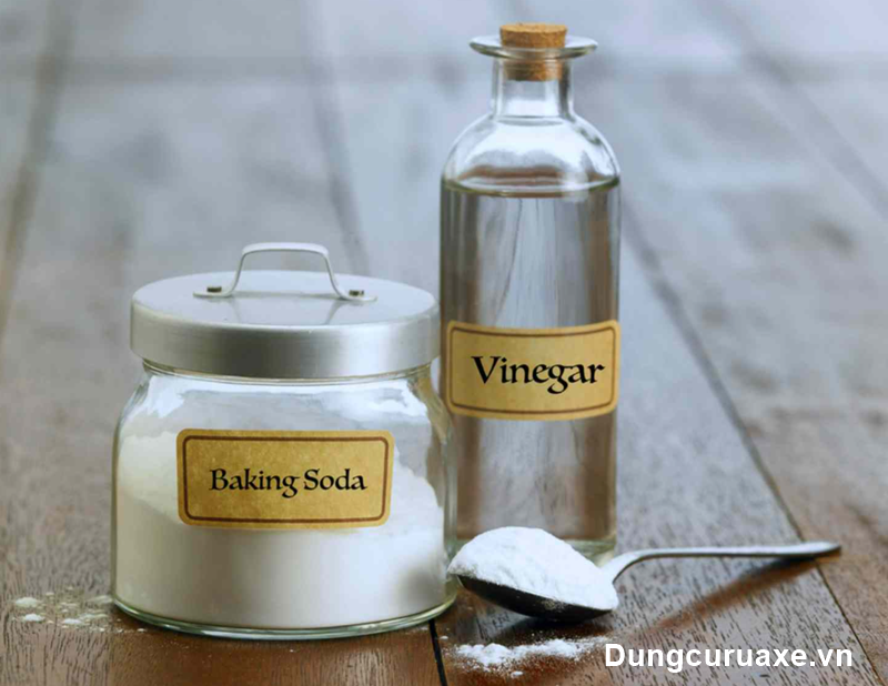Sử dụng giấm hoặc baking soda 