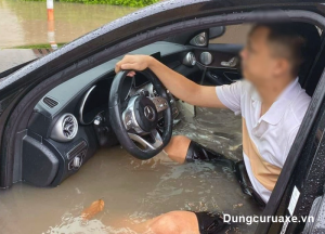 Xử lý thế nào khi khoang lái ô tô bị nước vào trong
