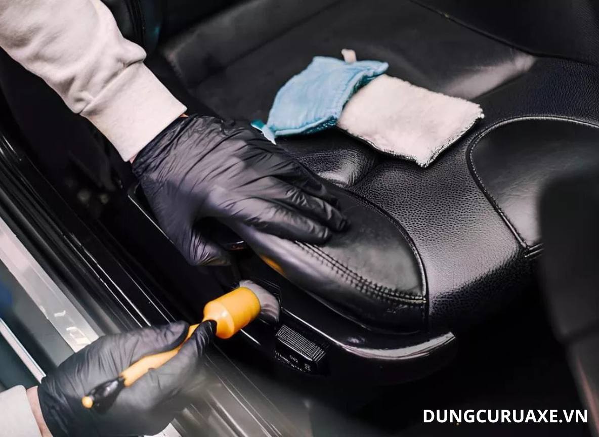 Thường xuyên vẹ sinh định kỳ da ghế ô tô