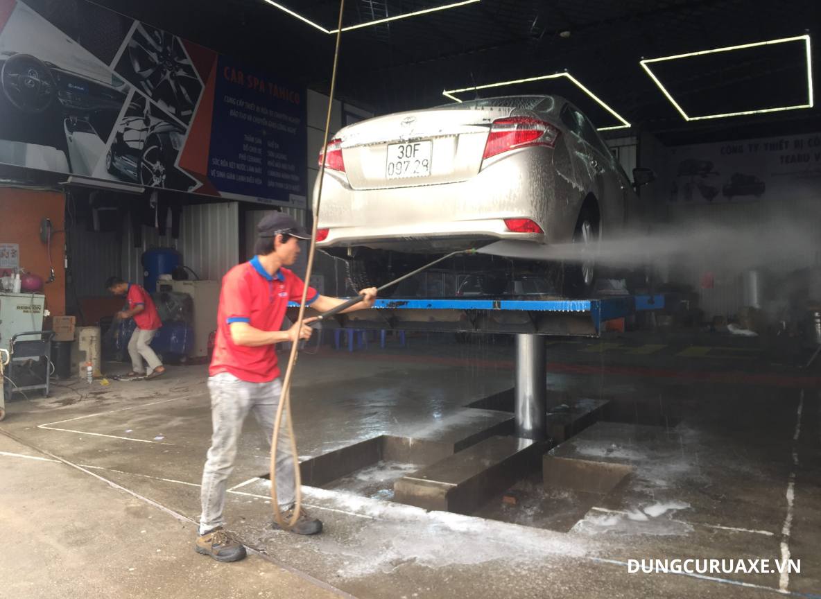 Rửa xe kỹ bằng nước sạch và dung dịch rửa xe chuyên dụng.