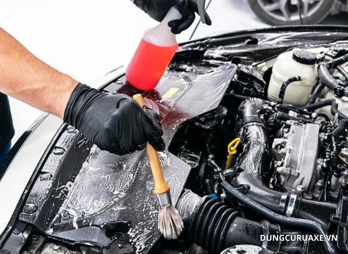 Sử dụng dung dịch vệ sinh chuyên dụng