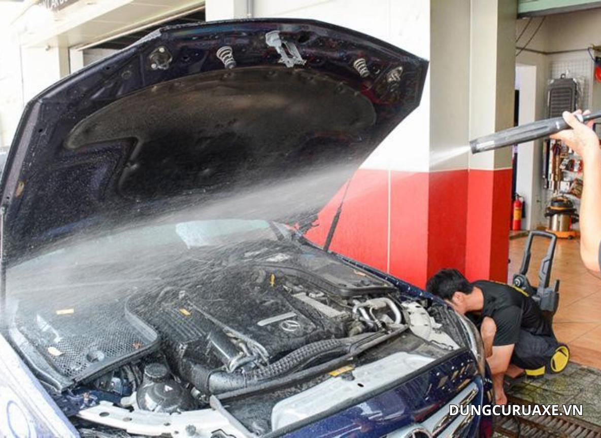 Vì Sao Không Nên Rửa Khoang Máy Ô Tô Bằng Nước Áp Lực Cao?
