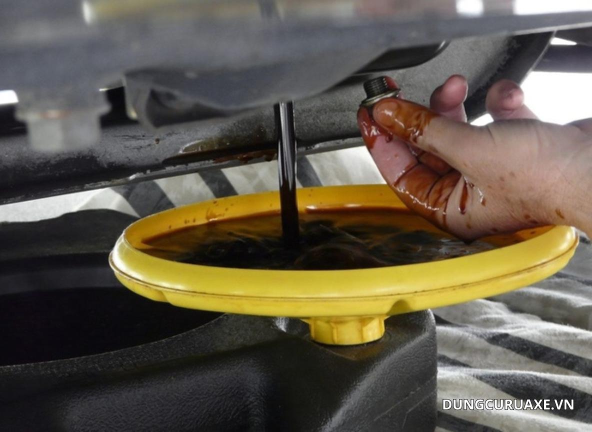 Dầu bôi trơn giúp Giảm ma sát và mài mòn giữa các chi tiết chuyển động.