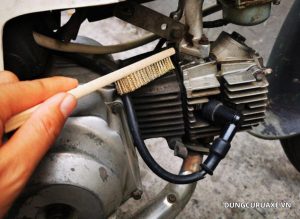 Cách làm sạch lốc xe máy bám dầu mỡ lâu ngày tại nhà