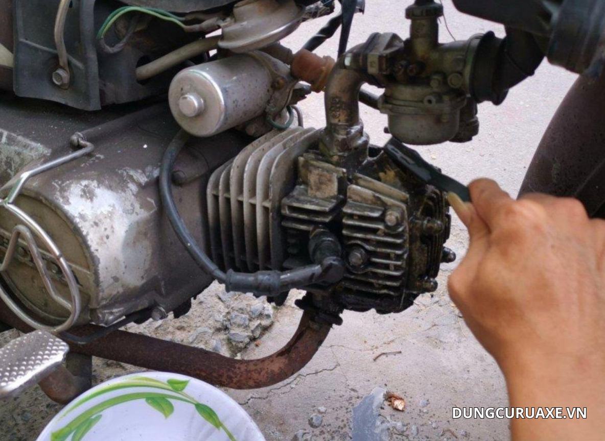 Dùng bàn chải nhỏ chà sạch lên bề mặt lốc