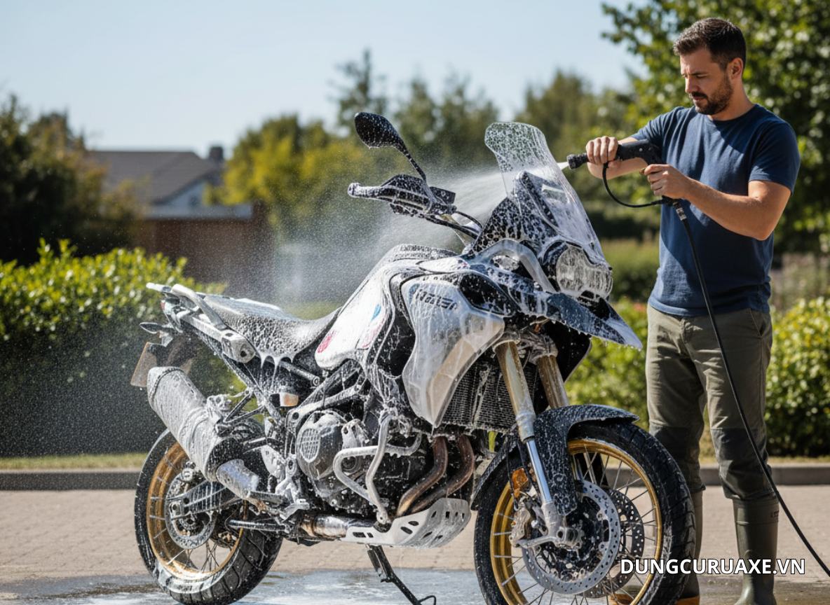 Việc vệ sinh xe không chỉ giúp xe sạch sẽ mà còn giúp phát hiện sớm các hư hỏng