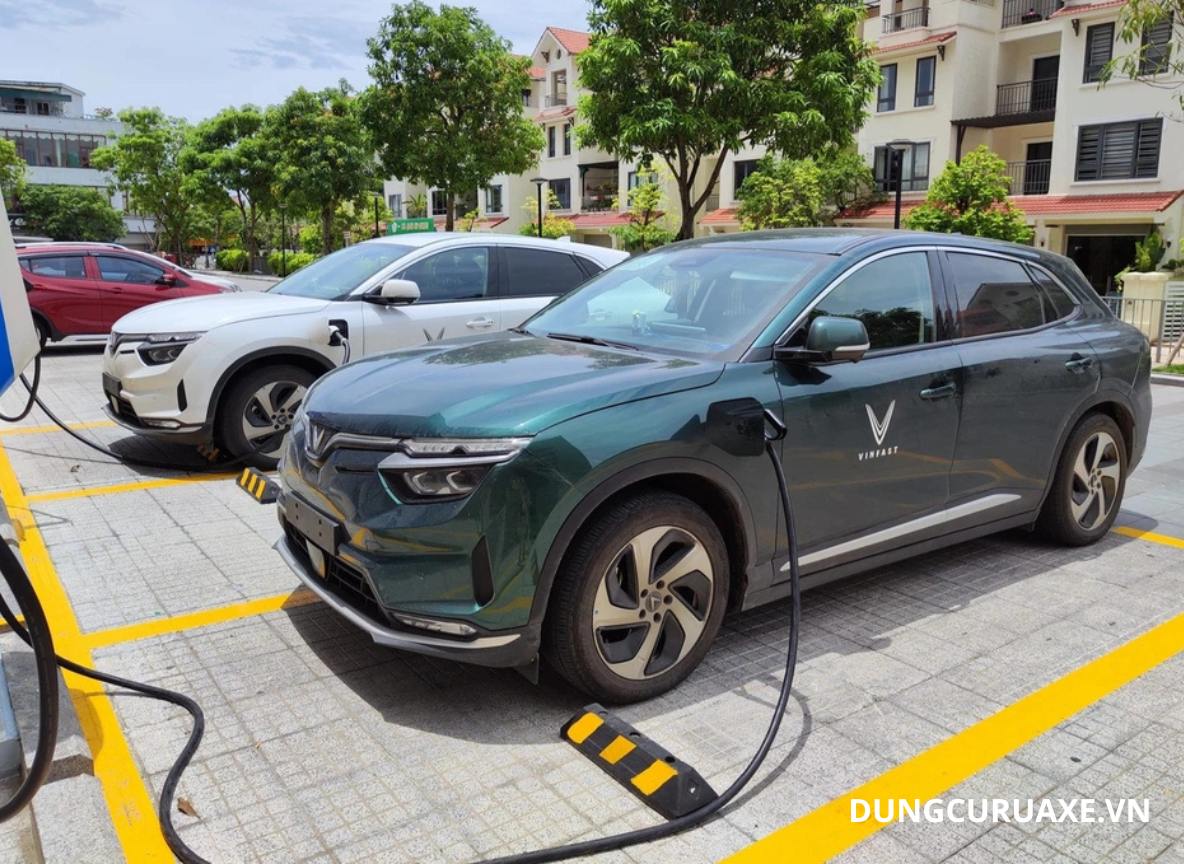 Không để pin cạn hoàn toàn khi sử dụng xe điện