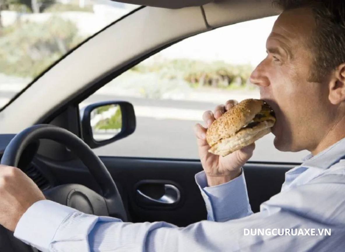 Ăn uống trong xe là một trong những nguyên nhân gây mùi hôi điều hoà