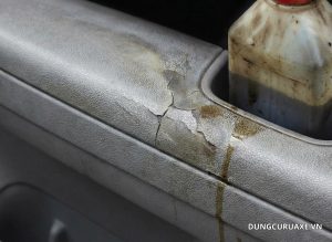 Bôi Nhớt Thải Lên Nhựa Nhám Xe Ô Tô – Sai Lầm Mọi Chủ Xe Nên Tránh