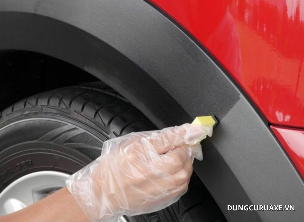 Sử dụng Dung dịch chăm sóc nhựa chuyên dụng