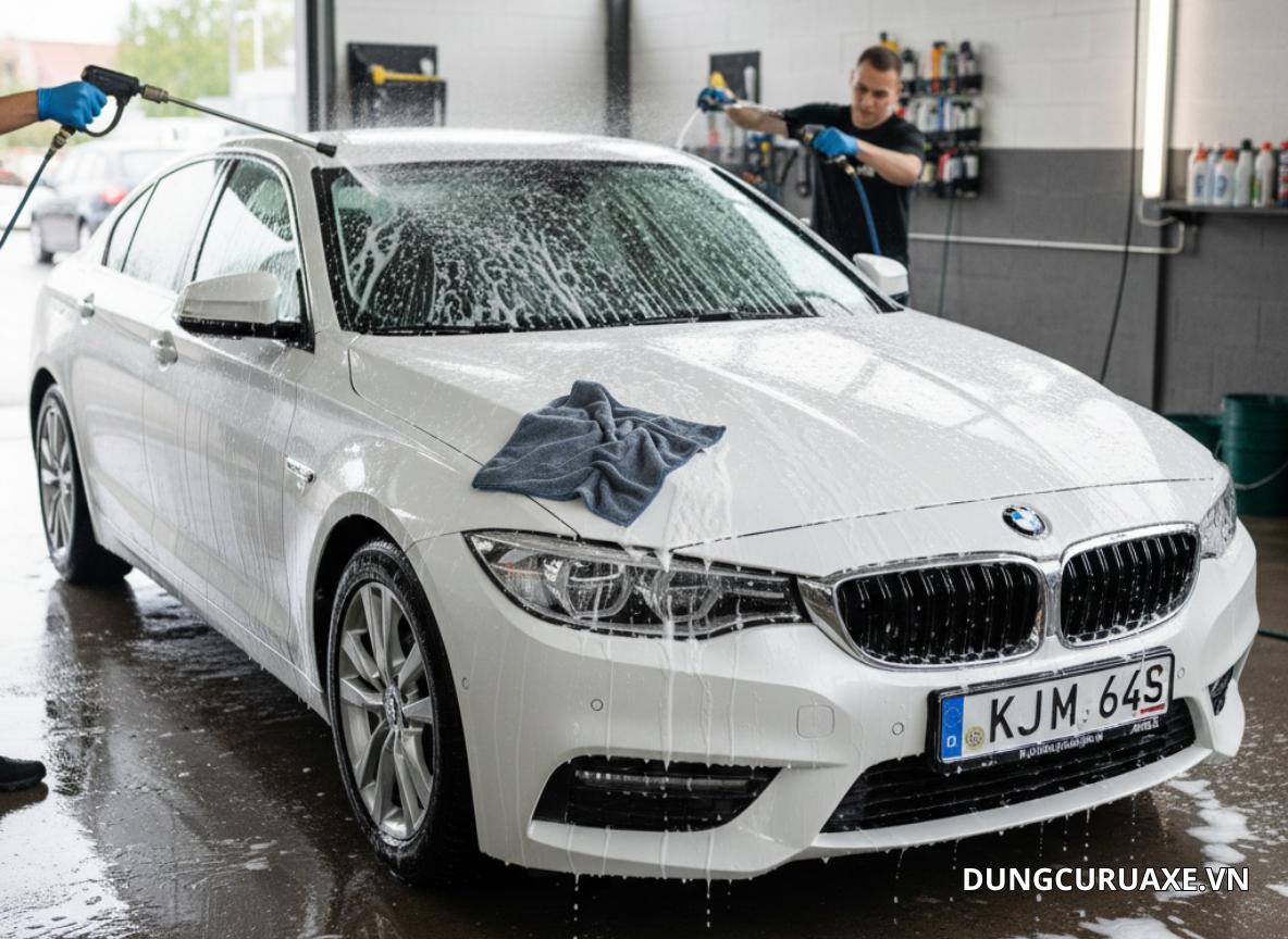 Sau khi kiểm tra tổng quan thì tiến hành vệ sinh bên ngoài xe