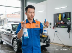 Có Nên Dùng Nước Lau Kính Gia Dụng Để Rửa Kính Ô Tô? Sự Thật Bất Ngờ