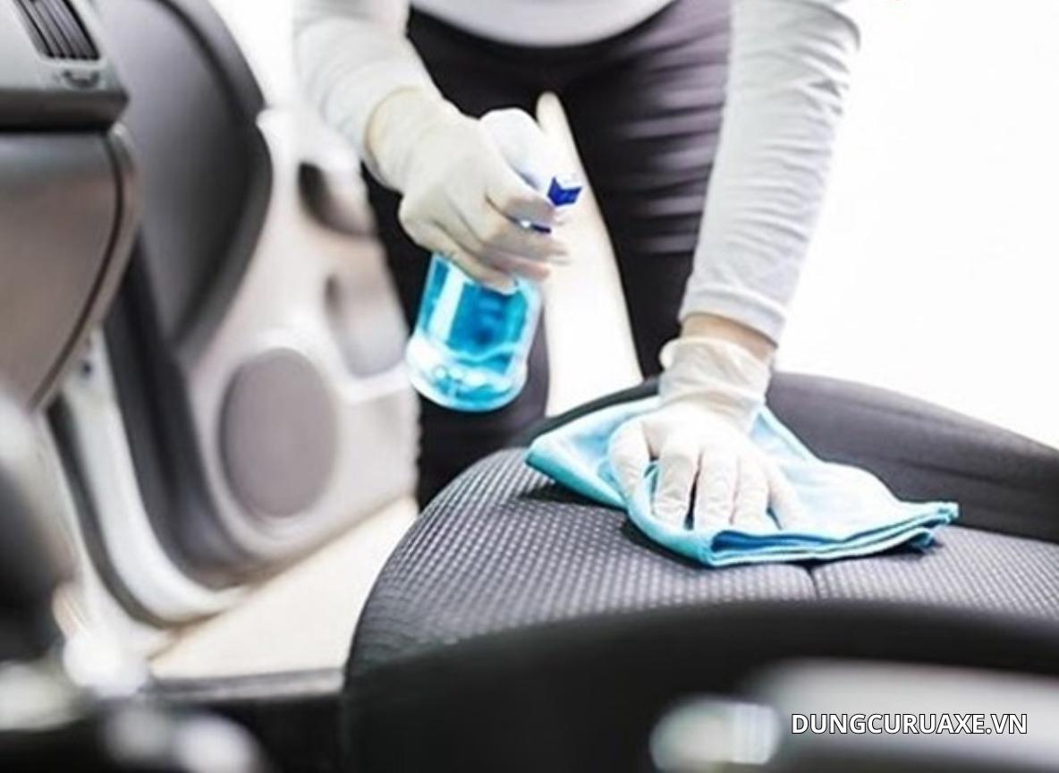 Nếu như vết bẩn bị thấm sâu không thể vệ sinh tại nhà thì bạn nên đến gara chuyên nghiệp để xử lý
