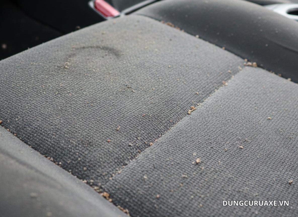 Qua quá trình sử dụng lâu ngày vết bẩn tích tụ gây bẩn trên ghế nỉ