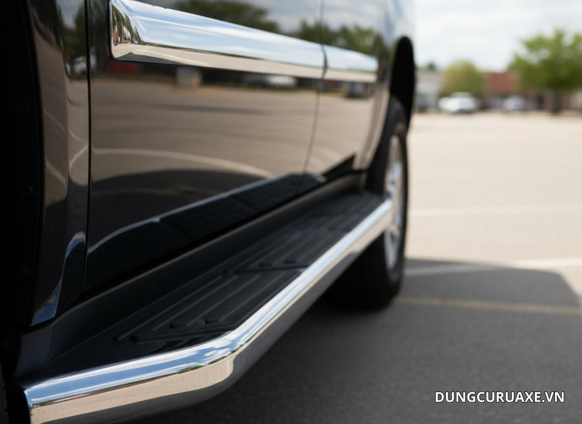 Bậc lên xuống cũng là bộ phận tiếp xúc nhiều trên xe nên mạ crom để bảo vệ và tăng độ thẩm mỹ