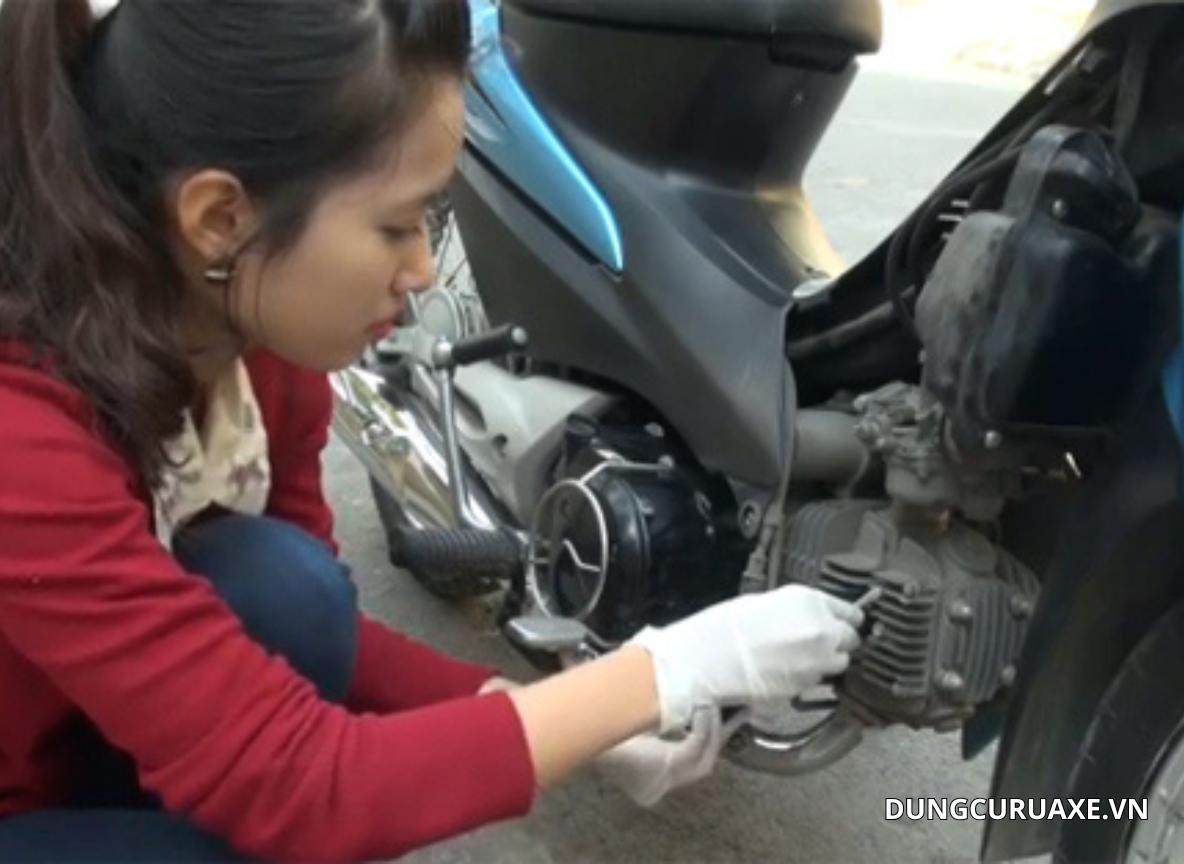 Thường xuyên kiểm tra và vệ sinh bugi để xe vận hành trơn tru