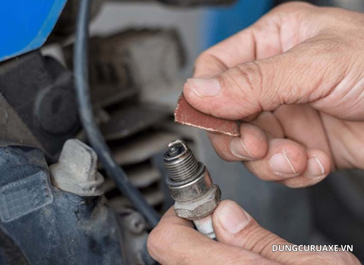 Dùng giấy nhám mịn chà nhẹ lên bugi