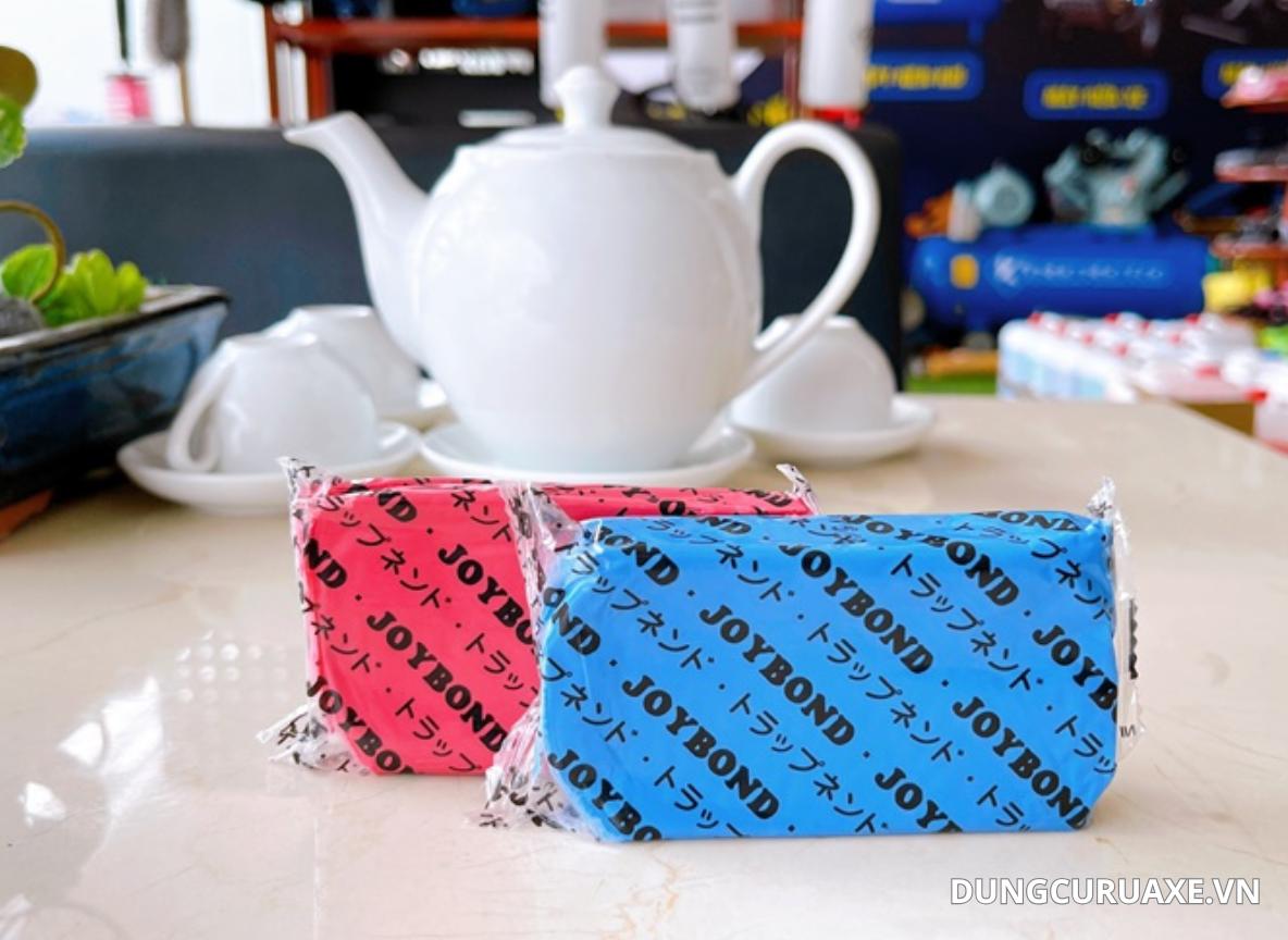 Dùng Đất sét tẩy tụi sơn giúp xe sáng bóng hơn sau khi rửa 