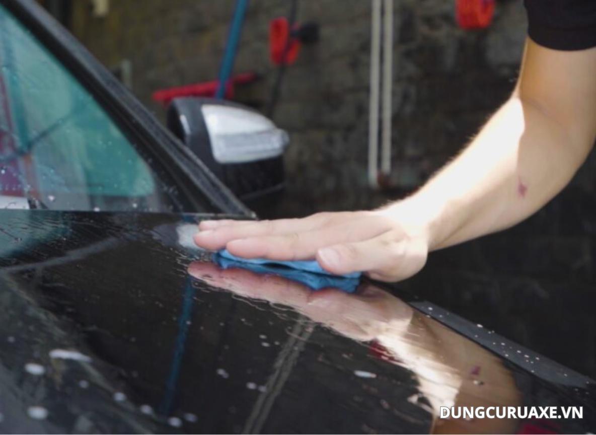 Xe thường xuyên chạy trong môi trường ô nhiễm, bụi công trường cần sử dụng đất sét tẩy bụi sơn chuyên dụng